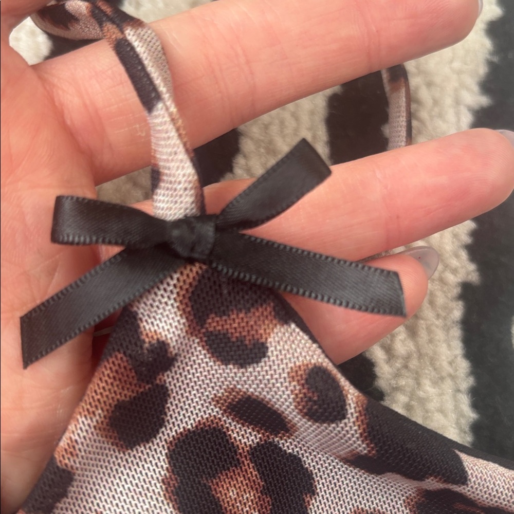 Bow Cheetah Crop Top - Picture 3 of 4